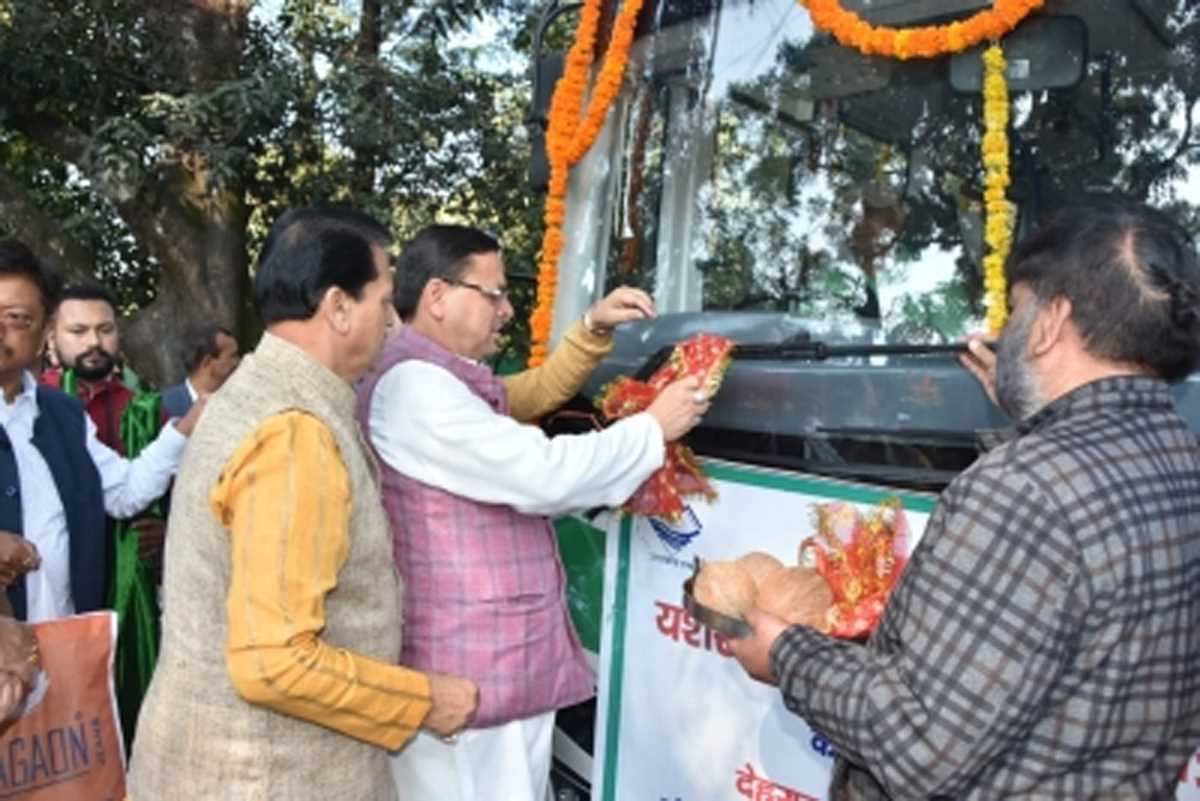 सीएम पुष्कर सिंह धामी ने 10 इलैक्ट्रिक बसों का शुभारंभ किया